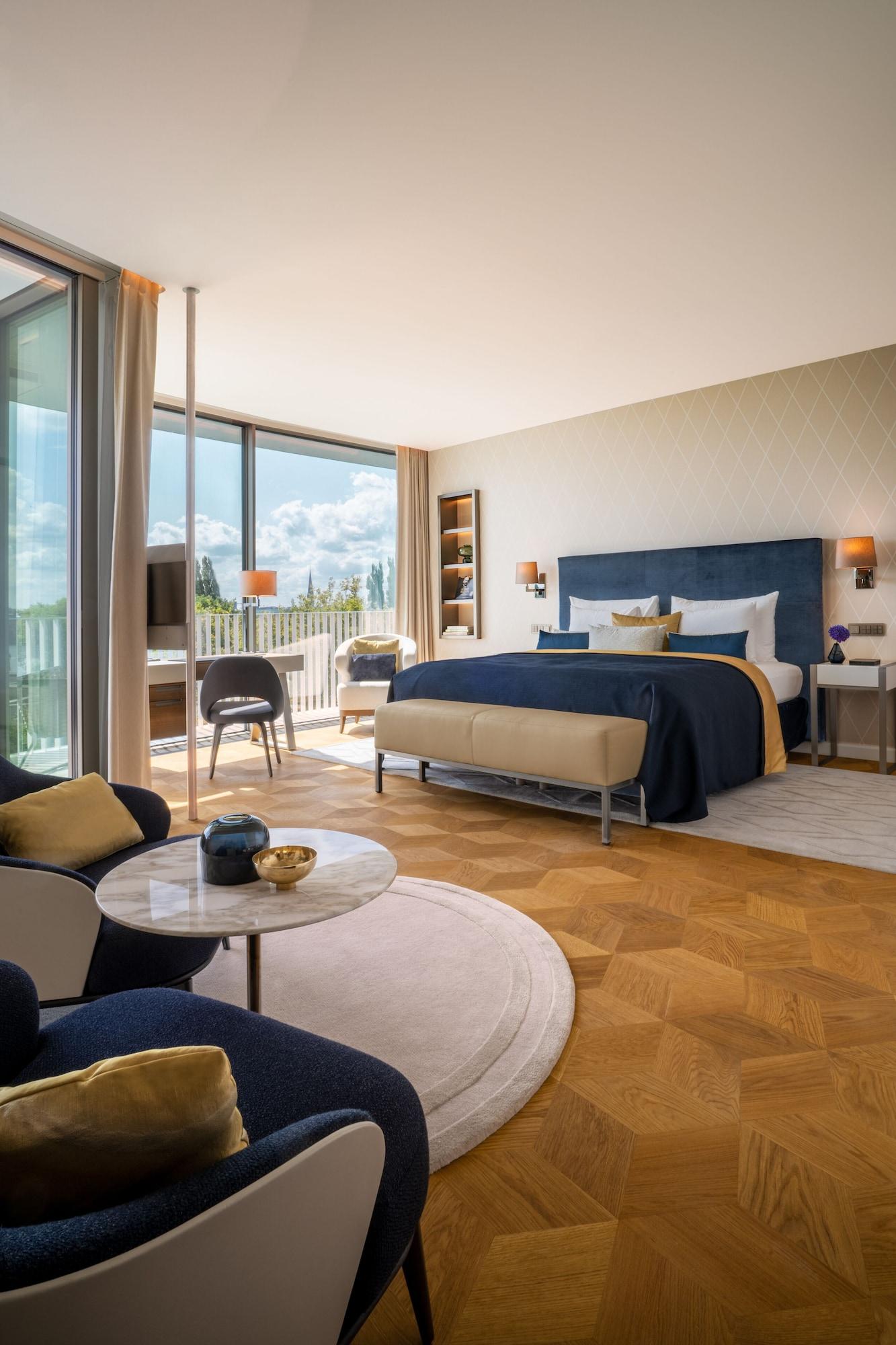 The Fontenay Hamburg Hamburgo Exterior foto A bedroom at the hotel