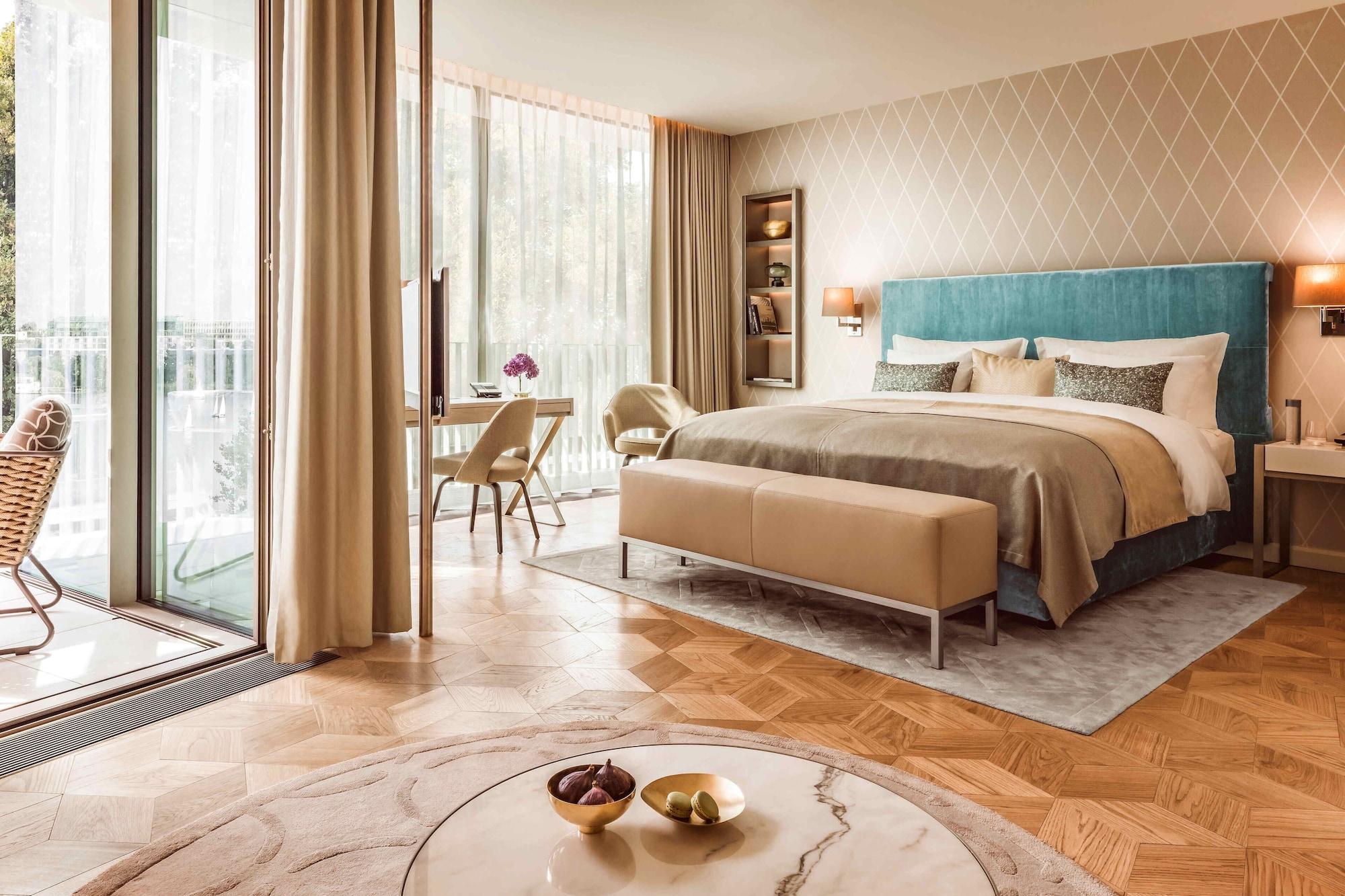 The Fontenay Hamburg Hamburgo Exterior foto A bedroom at the Mandarin Oriental