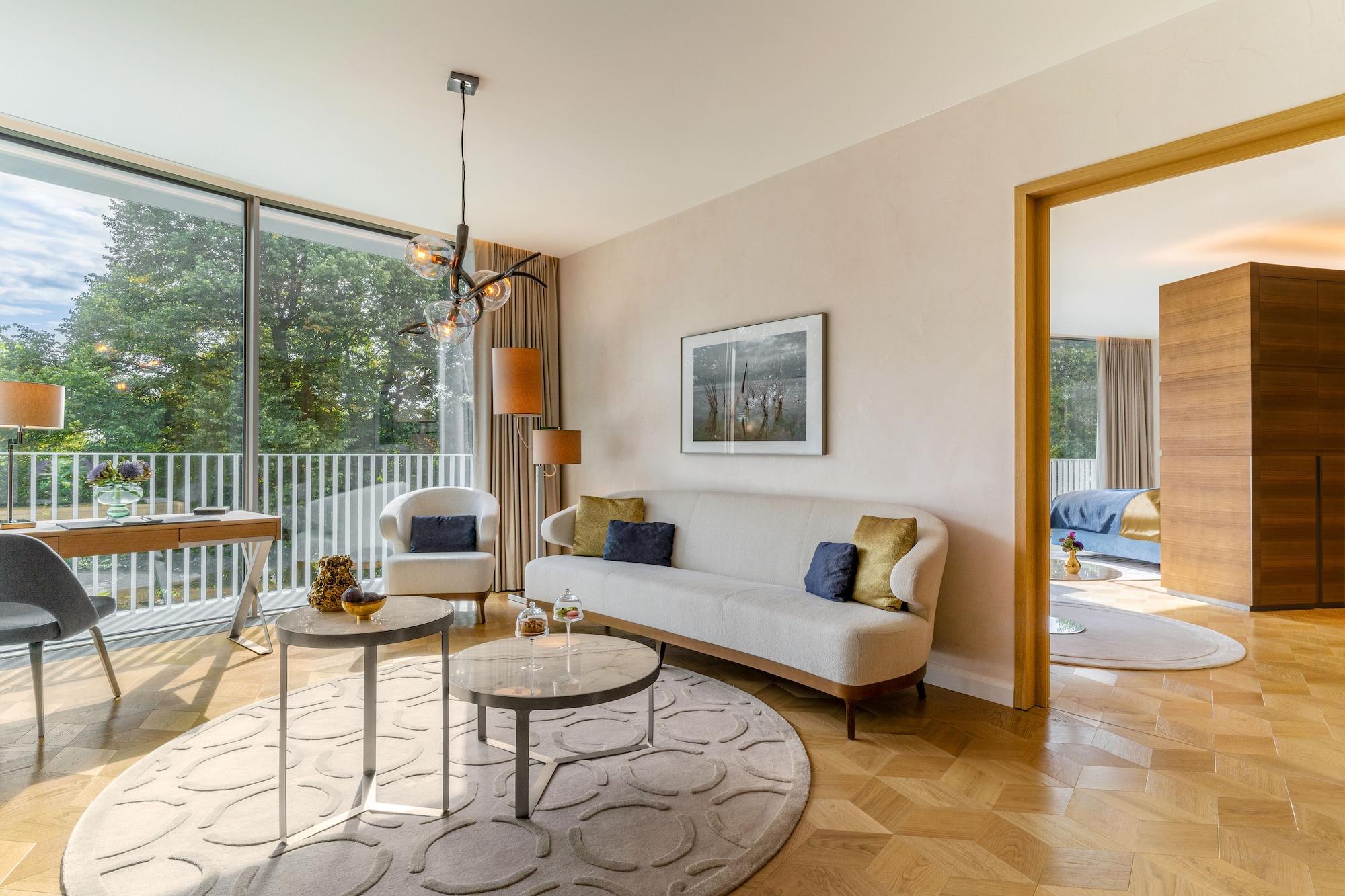 The Fontenay Hamburg Hamburgo Exterior foto A living room at the Mandarin Oriental