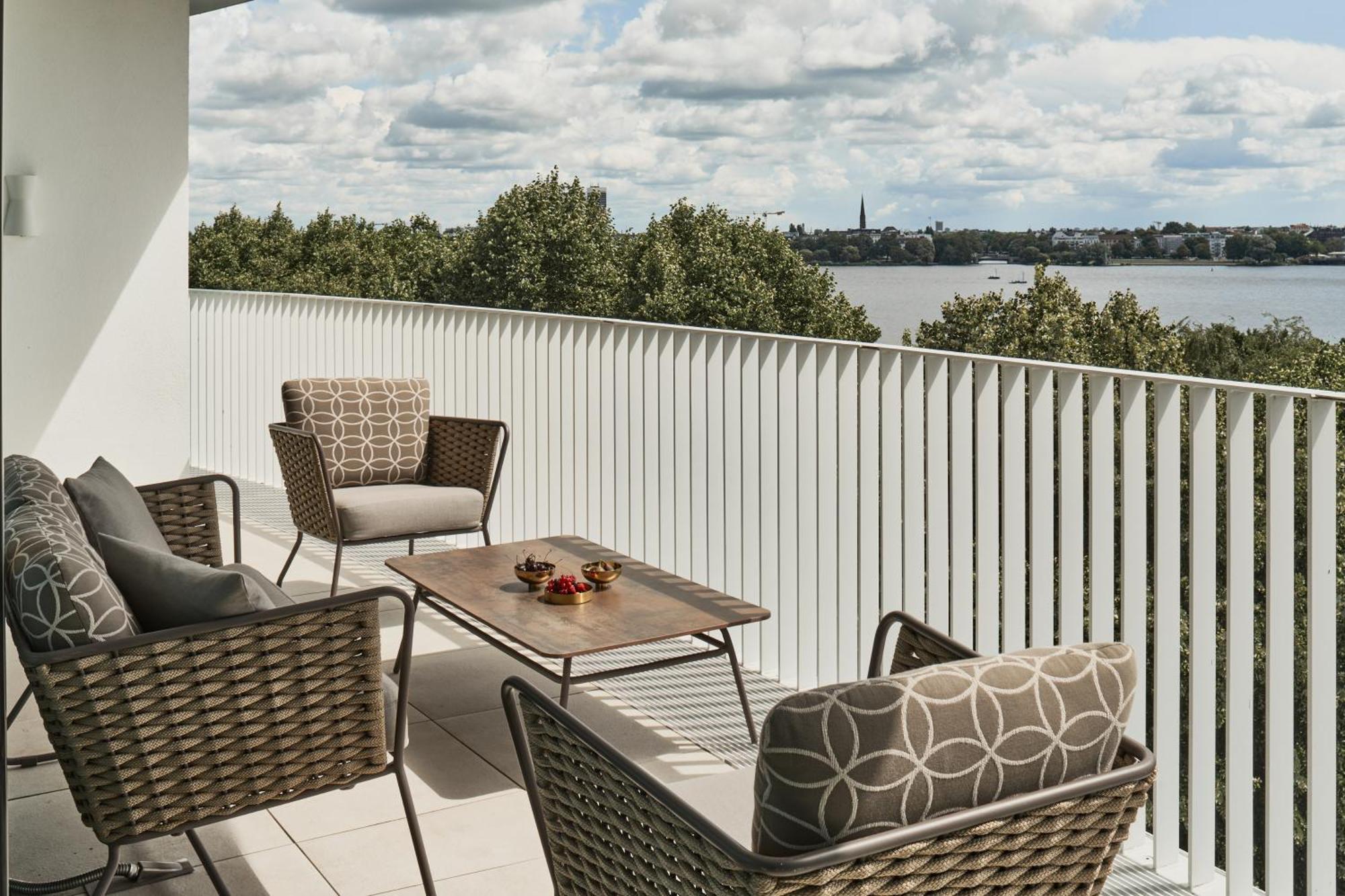 The Fontenay Hamburg Hamburgo Exterior foto Balcony