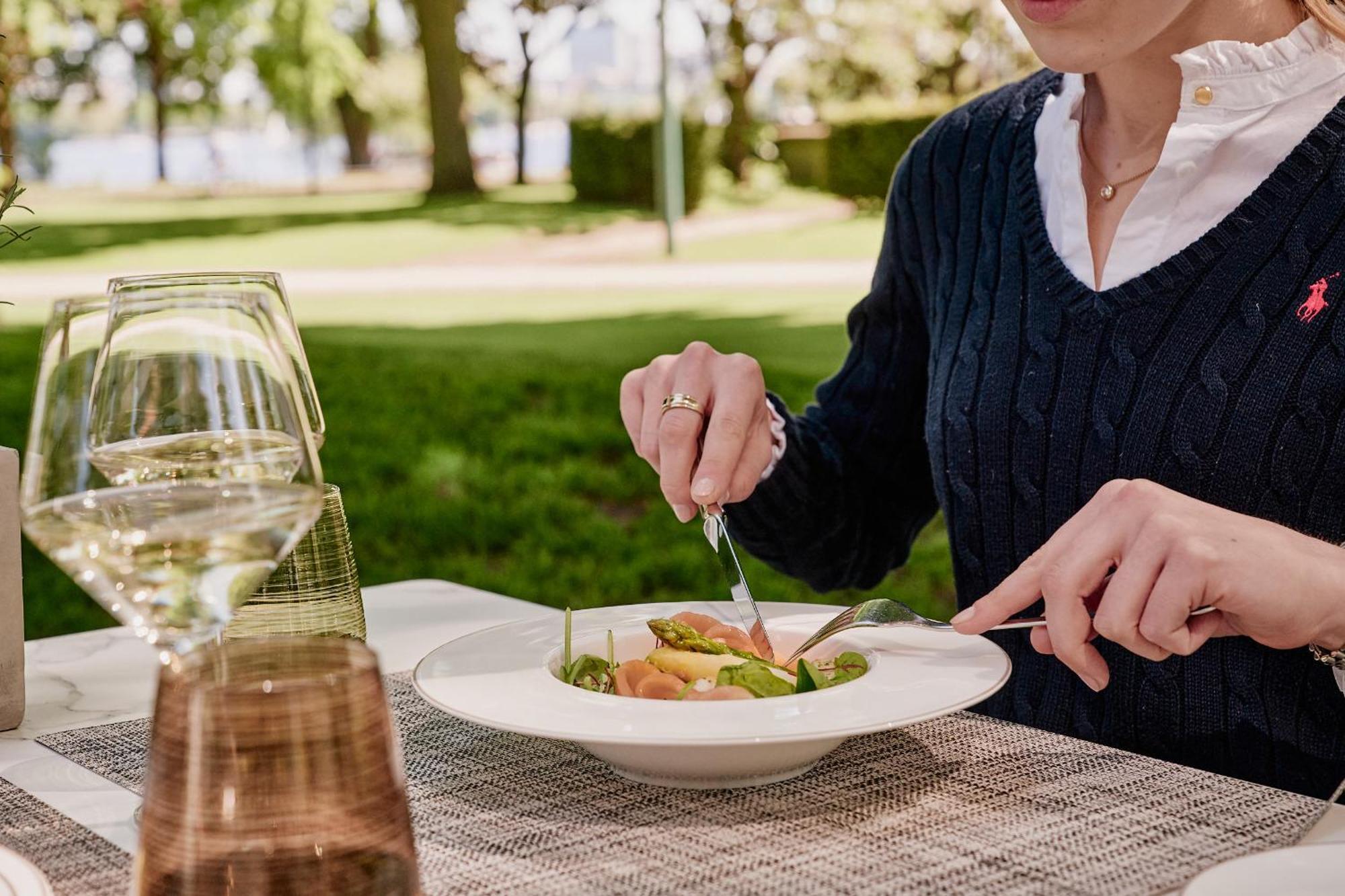 The Fontenay Hamburg Hamburgo Exterior foto A woman eating a salad