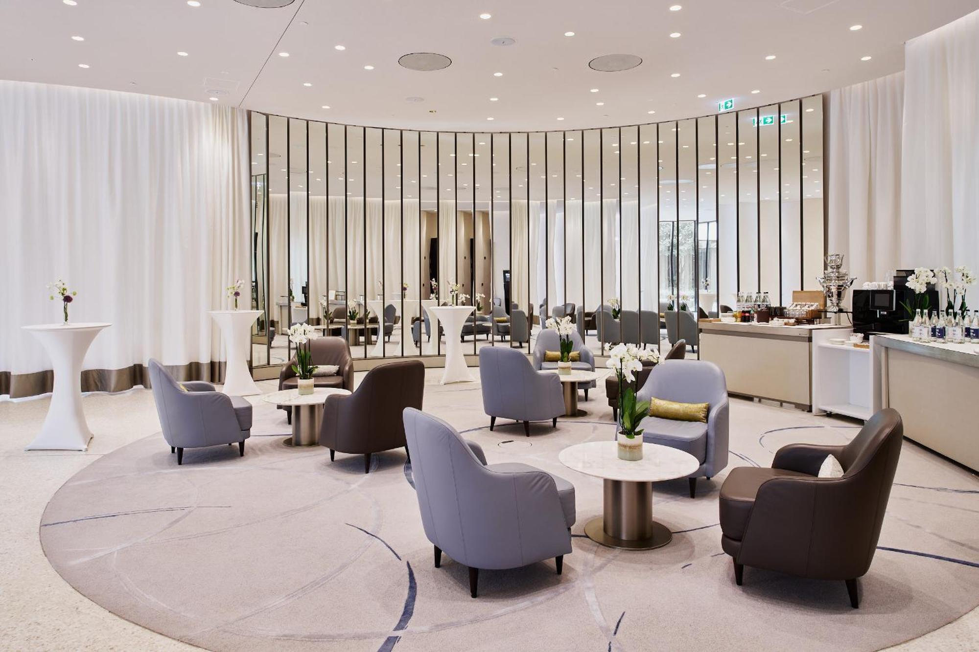The Fontenay Hamburg Hamburgo Exterior foto The lounge at the airport