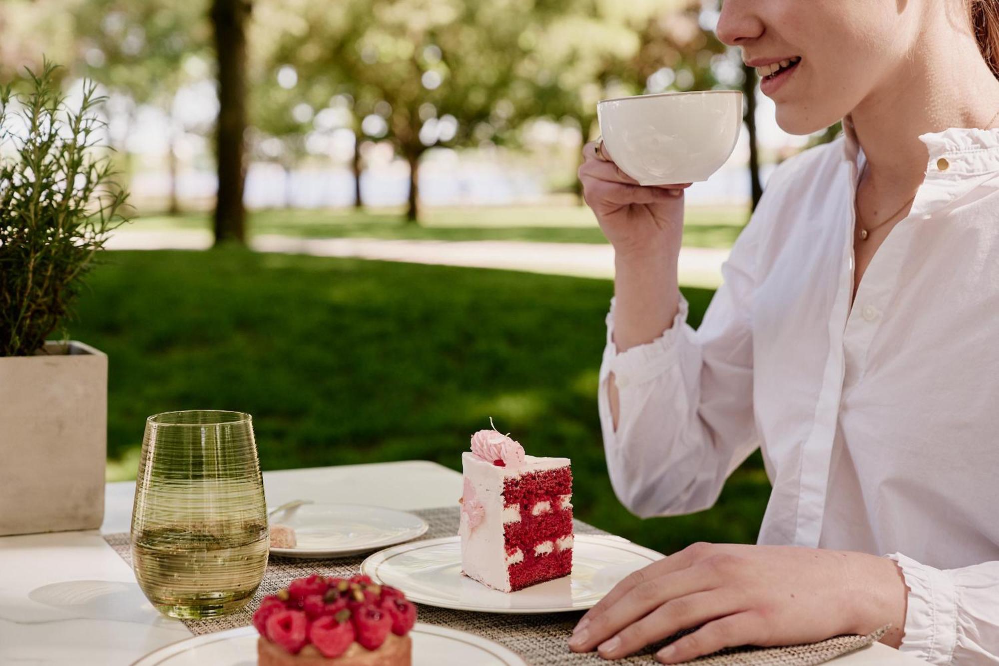 The Fontenay Hamburg Hamburgo Exterior foto A woman drinking tea