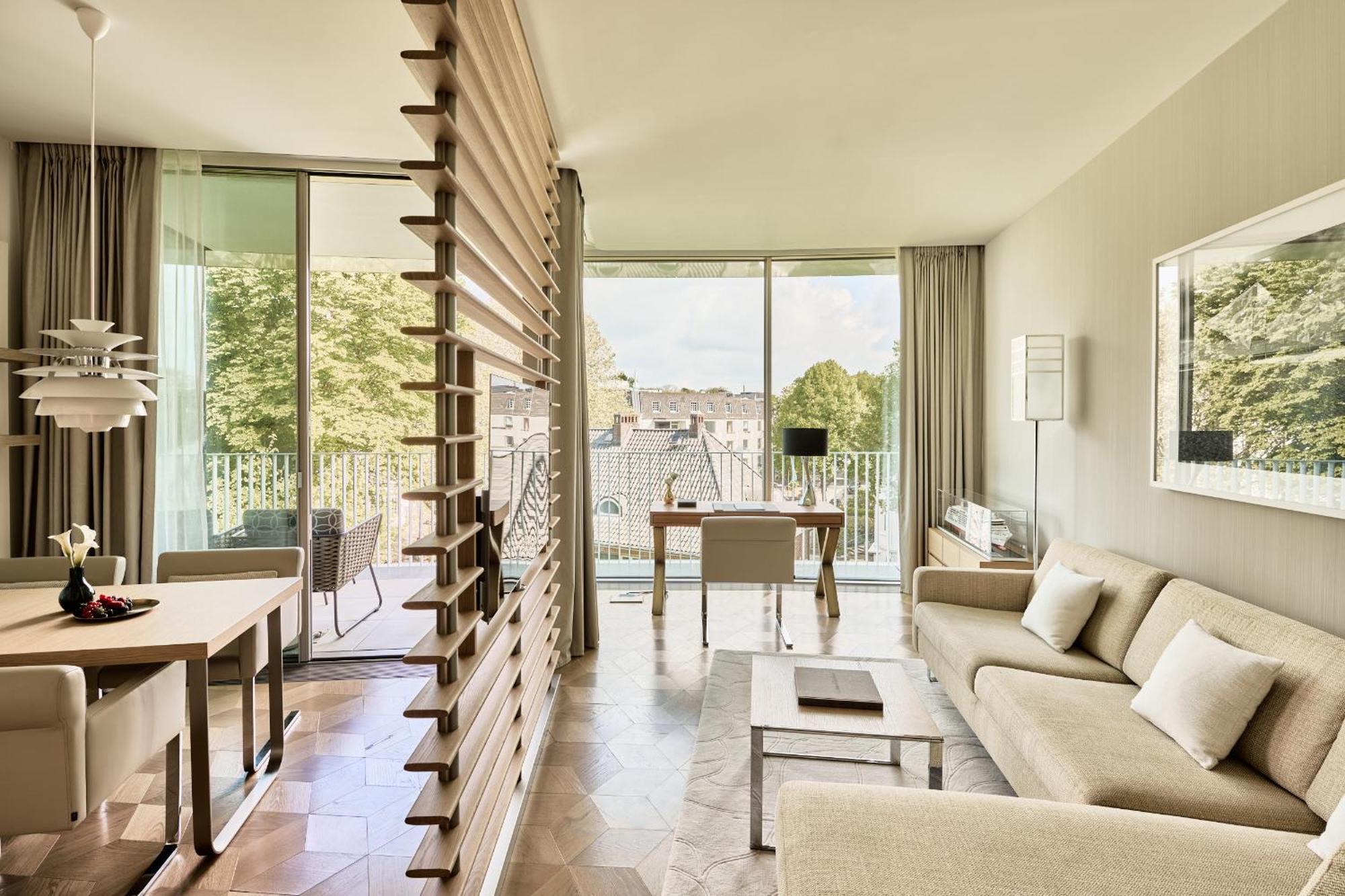 The Fontenay Hamburg Hamburgo Exterior foto A living room in a typical apartment