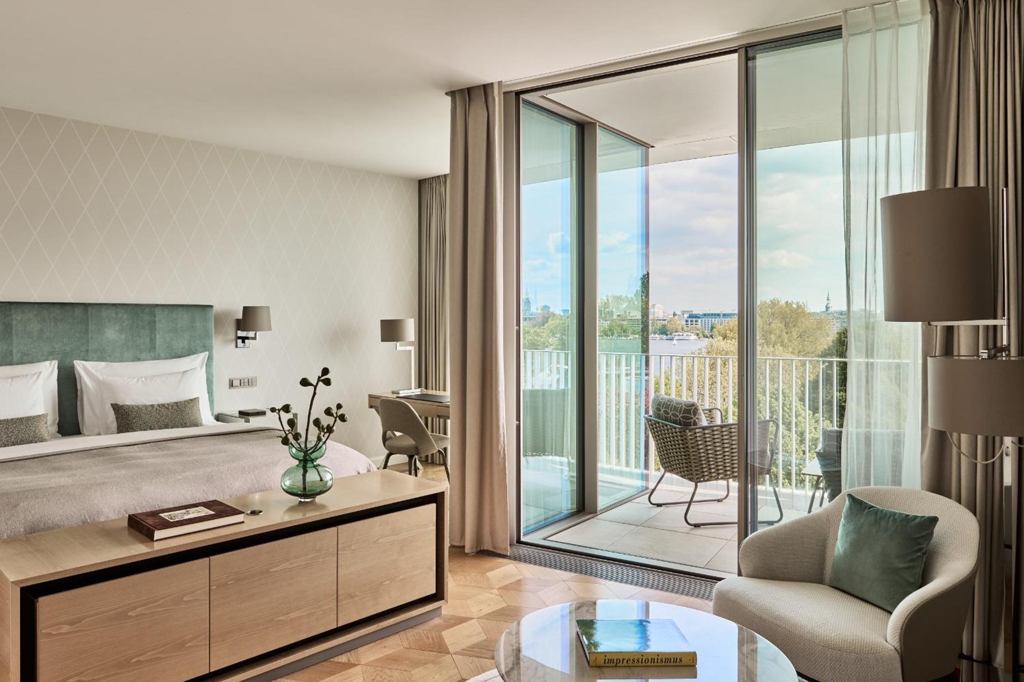 The Fontenay Hamburg Hamburgo Exterior foto A bedroom at the hotel