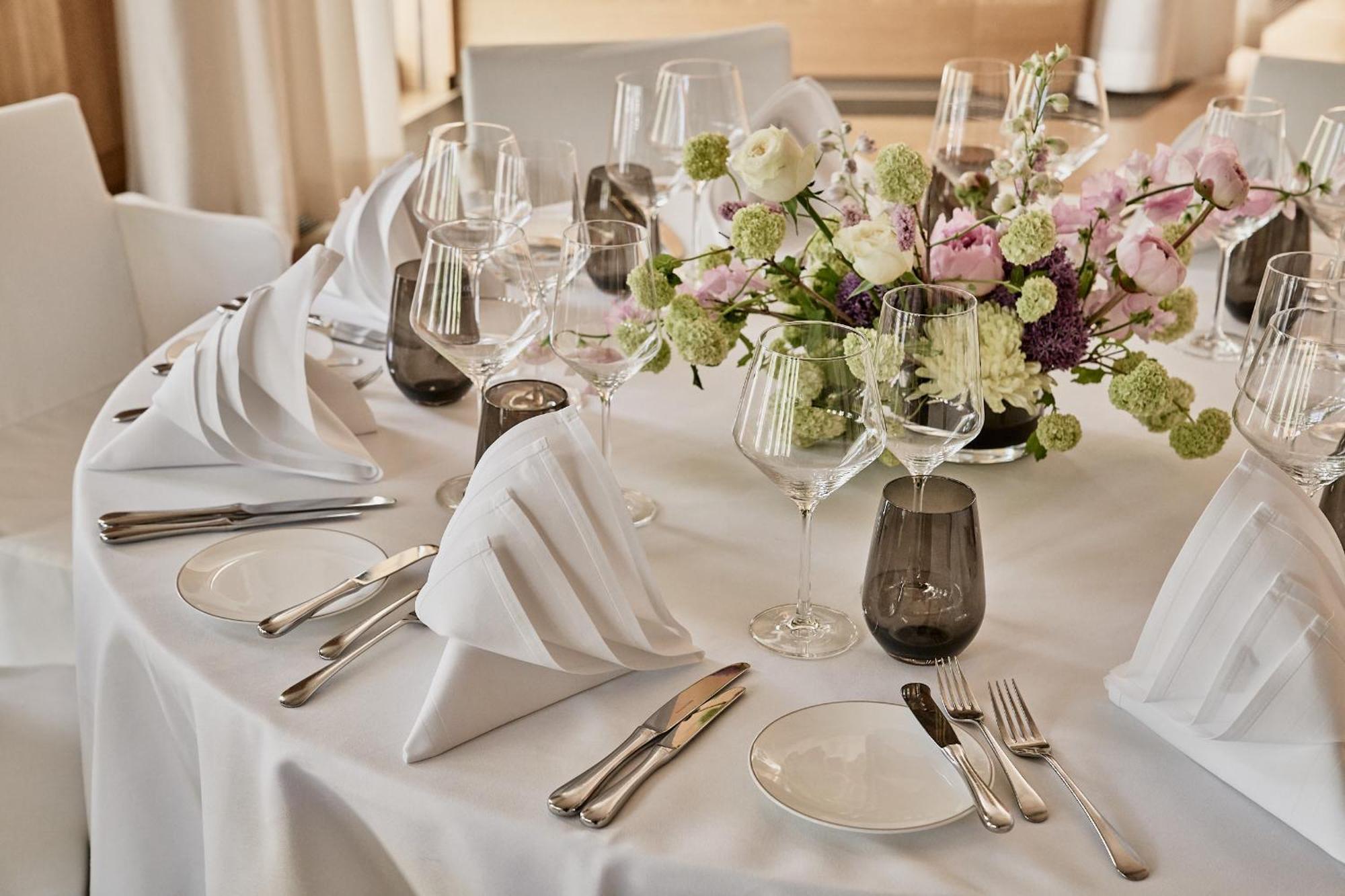 The Fontenay Hamburg Hamburgo Exterior foto A table set for a formal dinner