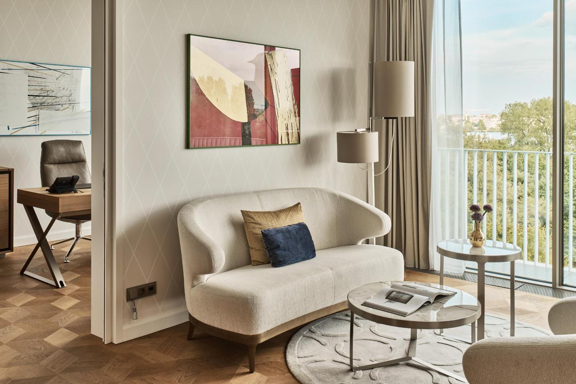 The Fontenay Hamburg Hamburgo Exterior foto A living room in a typical apartment