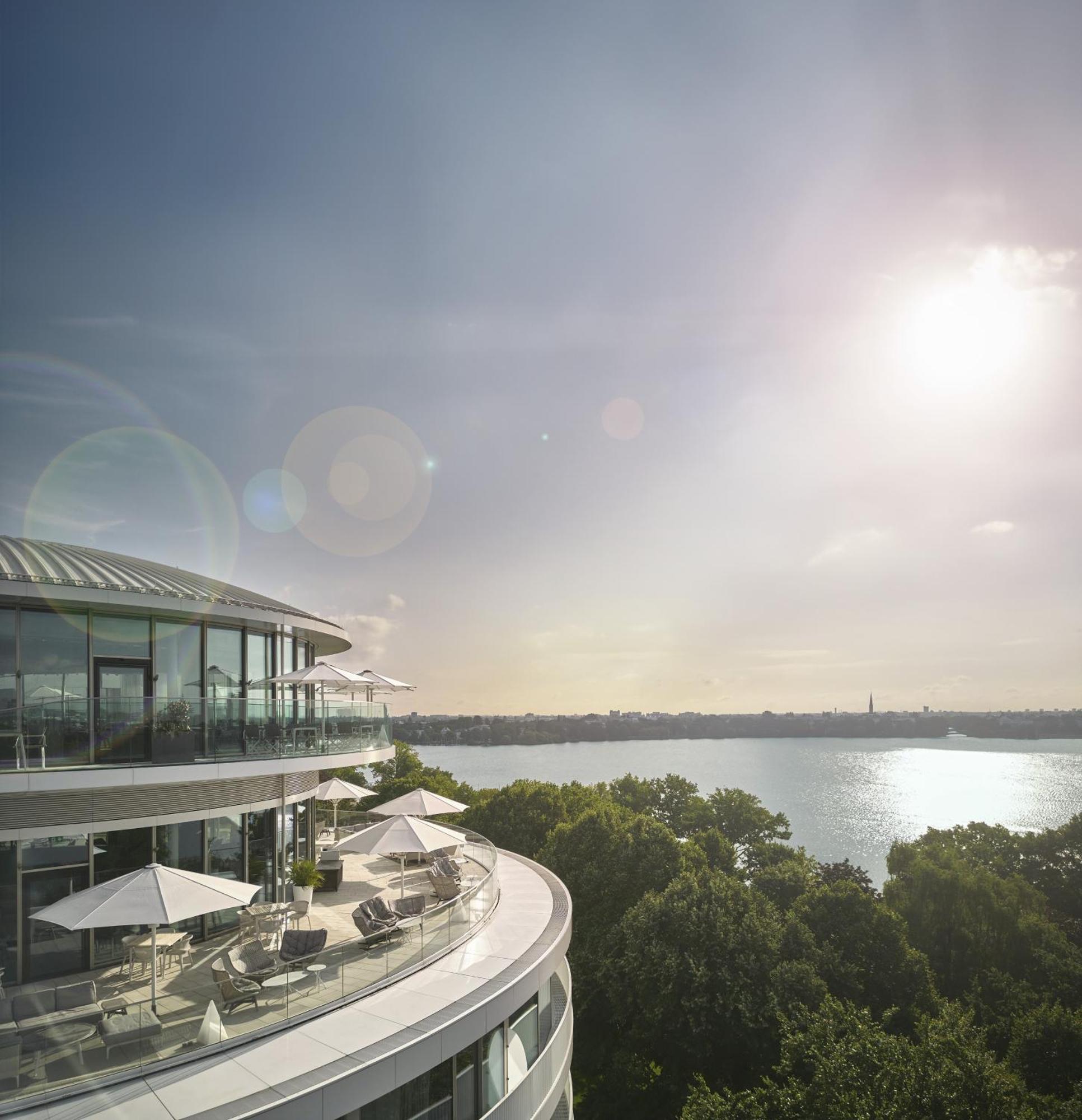 The Fontenay Hamburg Hamburgo Exterior foto View of the River Thames from the penthouse